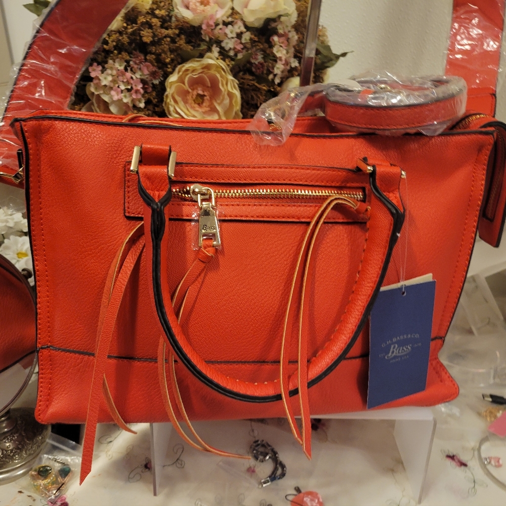 NWT G.H. Bass & Co CORAL Convertible Bag With 2 Straps - Picture 2 of 16